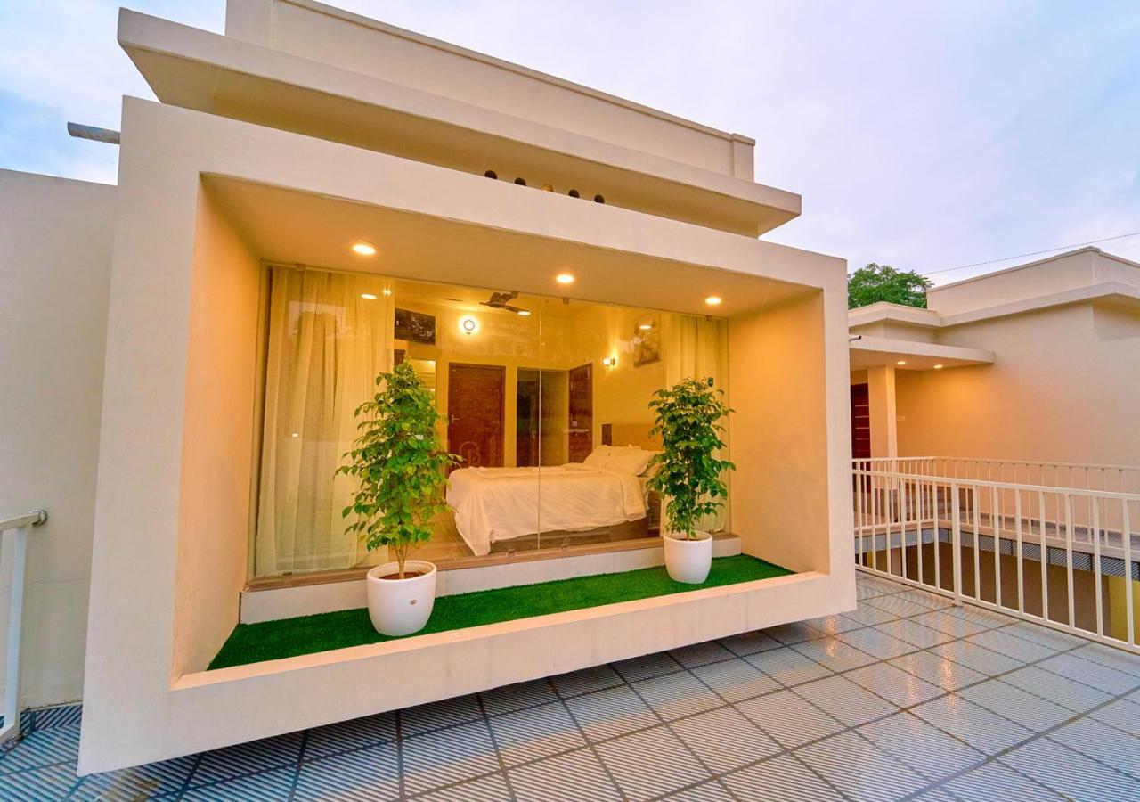 Glen Castle Vagamon Pool Resort By Voye Homes Exterior photo